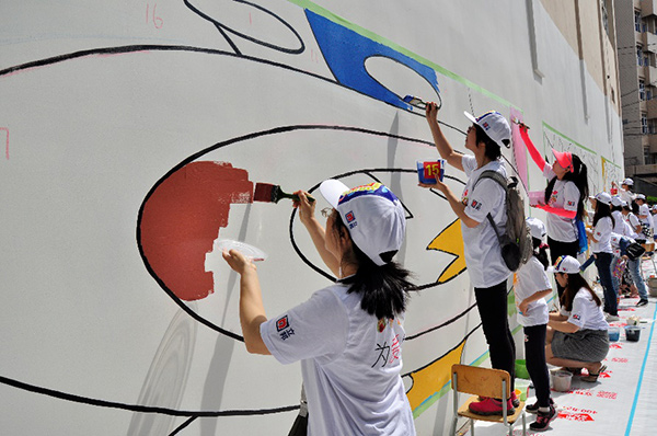 立邦攜手公益伙伴們開(kāi)展“人生萬(wàn)花筒”社區(qū)美化百米墻繪活動(dòng)