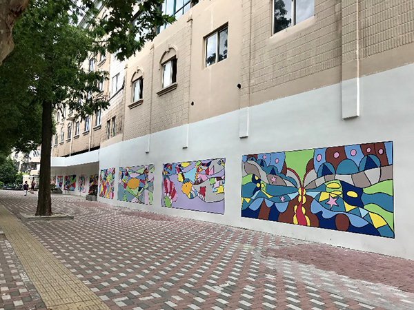 孩子們的畫(huà)作打造出一條絢麗的墻繪藝術(shù)風(fēng)景線(xiàn)